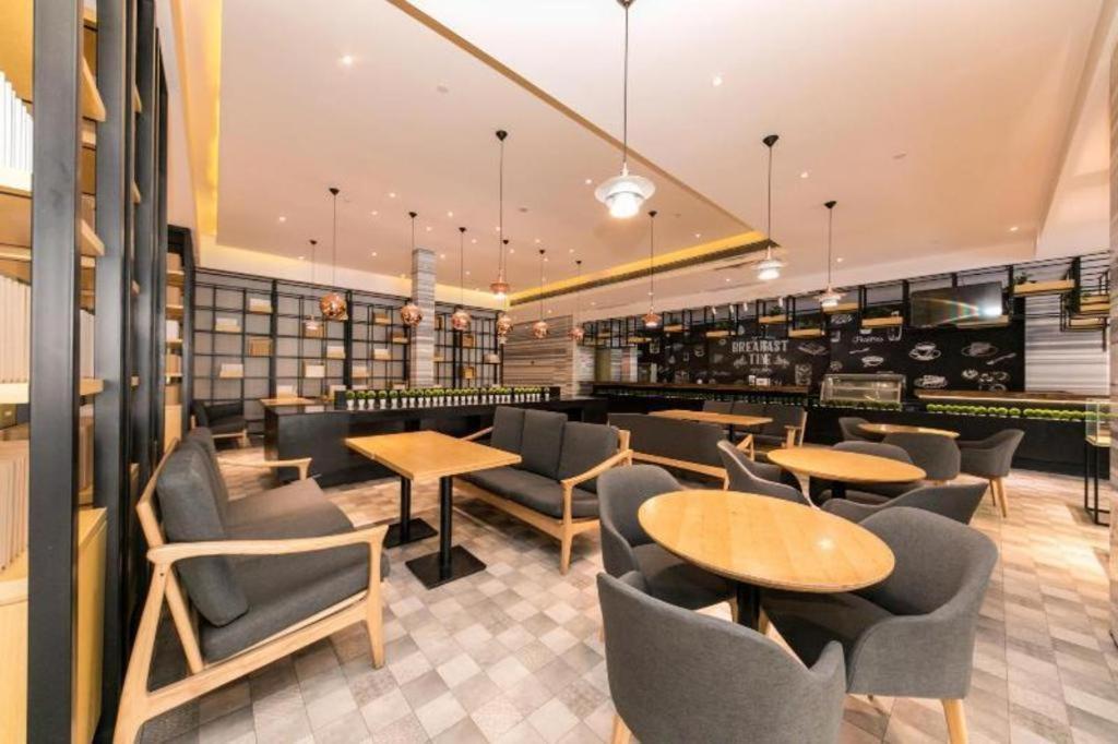 Ji Lujiazui Pudong Avenue Hotel 4*